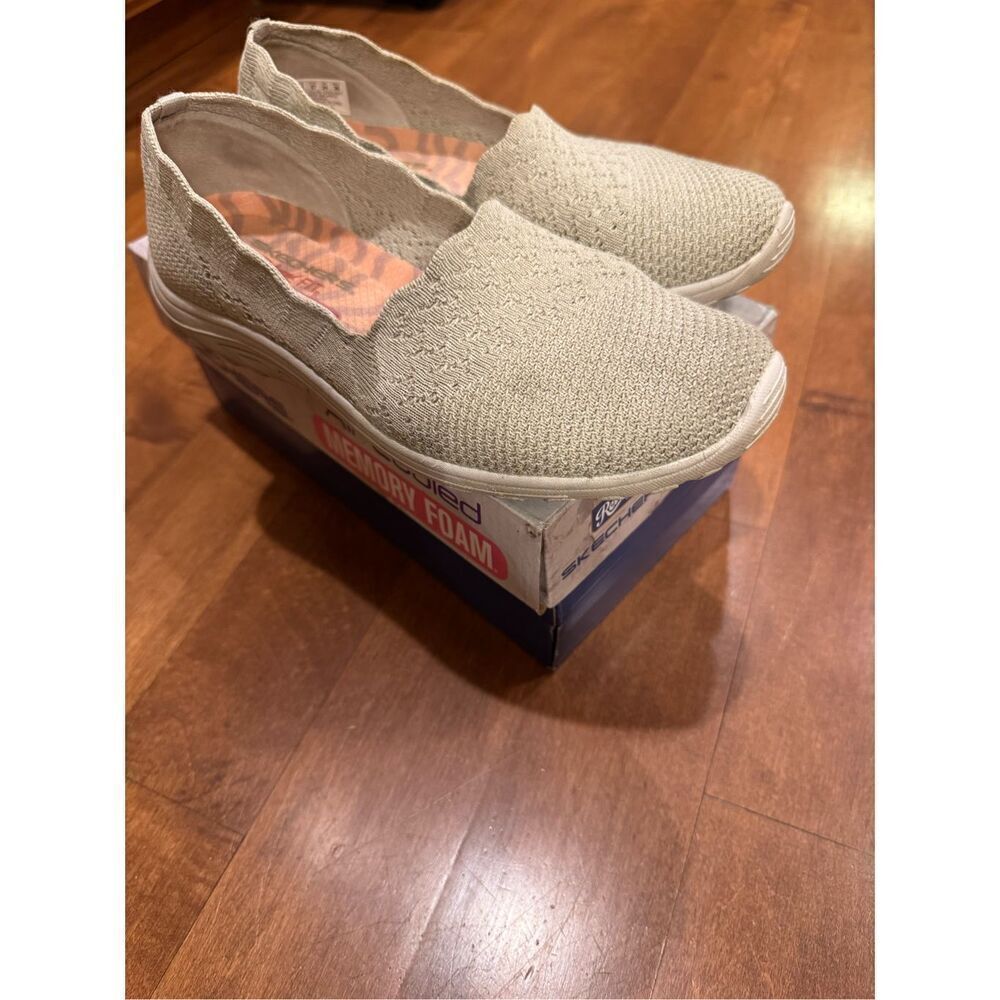 Woman’s Skechers relaxed fit  air cooled memory foam sneakers size 7 with origin